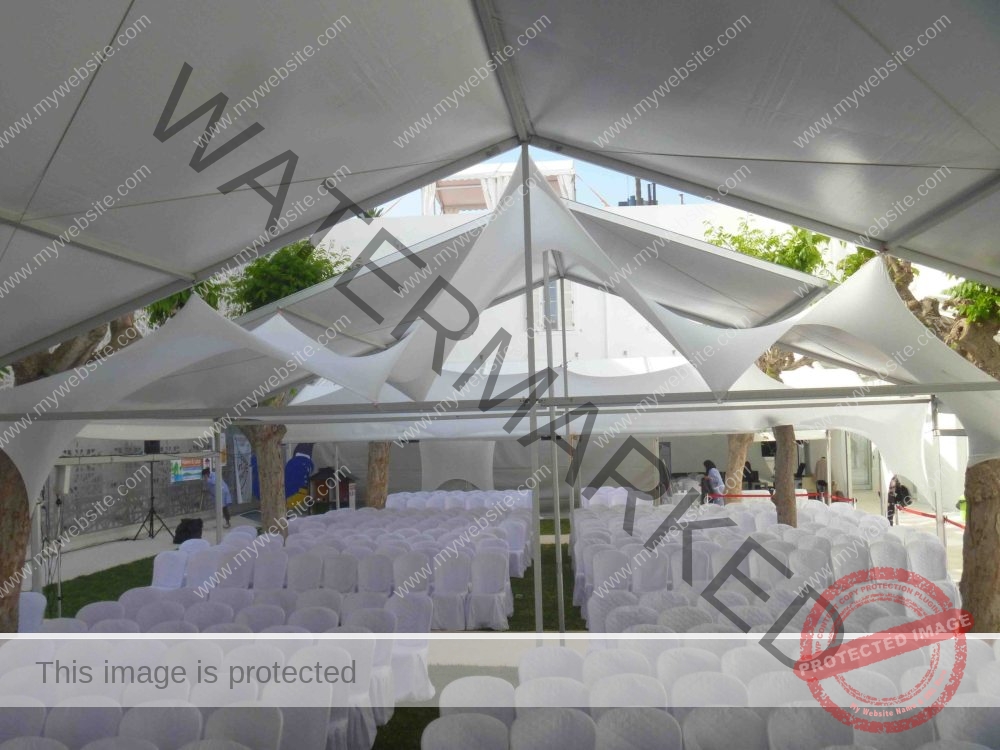 Chaise plastique avec housse – Image 3